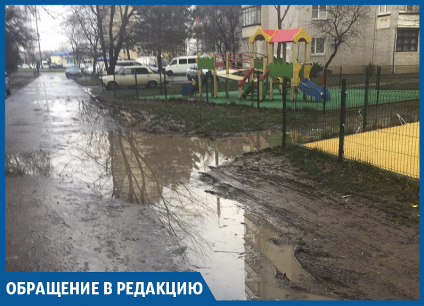 Тротуар ушел под воду, а в мэрии Краснодара разводят руками