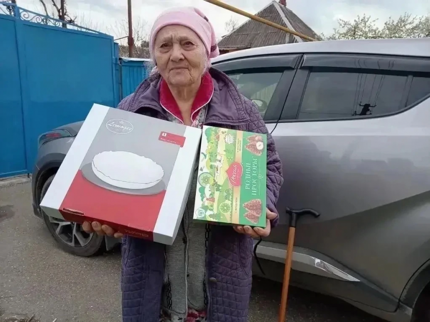 С 90-летним юбилеем депутат Гордумы поздравил жительницу хутора Ленина