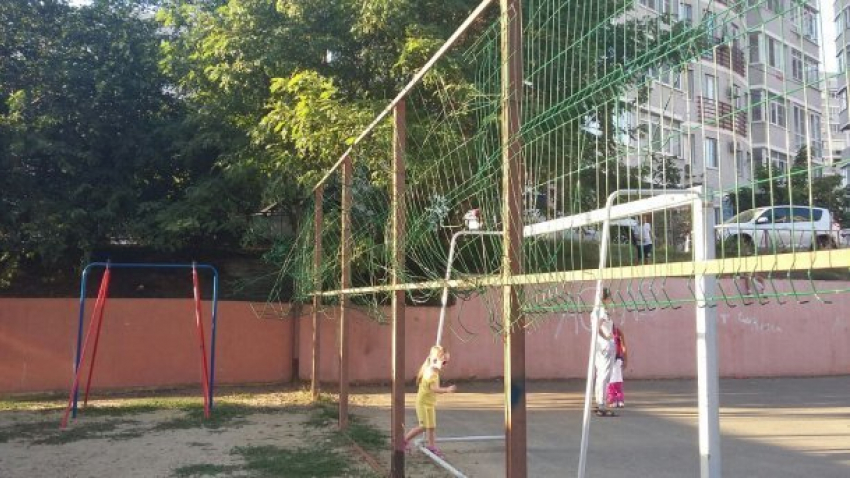  Опасная для жизни детская площадка появилась в Краснодаре 