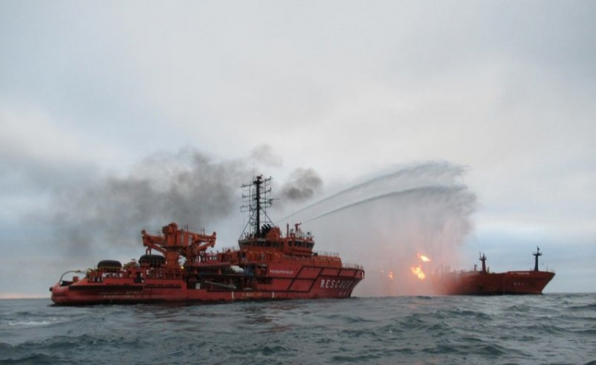  Горящие в Черном море танкеры могут отбуксировать в порты Кубани 