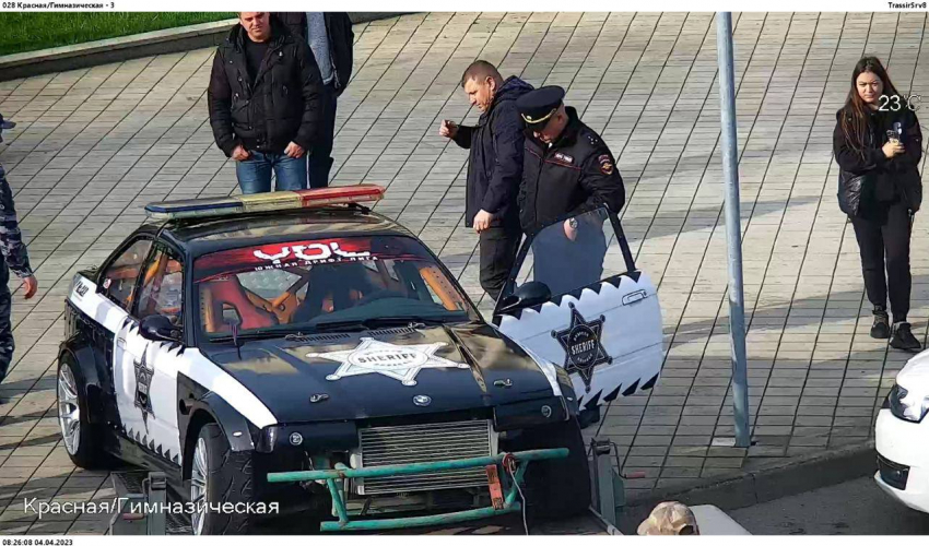Администрацию Краснодарского края оцепила полиция из-за подозрительного авто