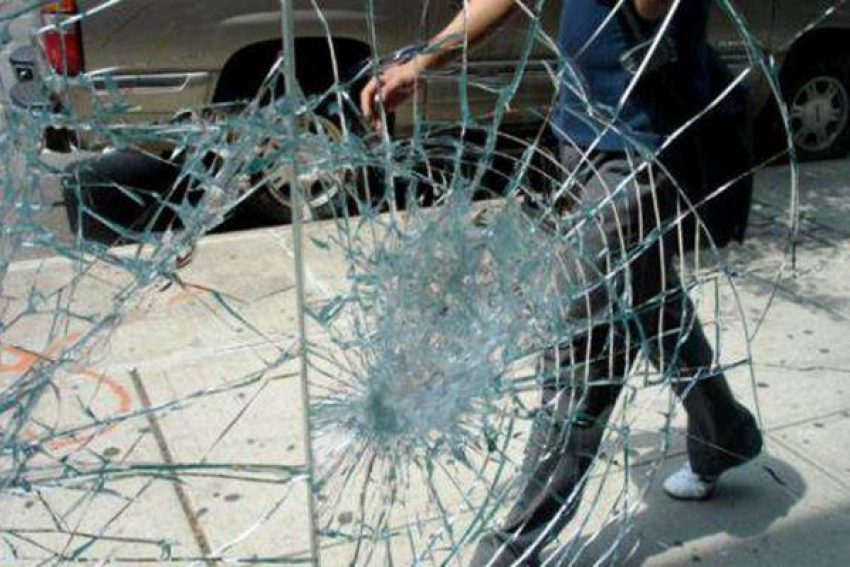 В Краснодаре хулиганы разбили стекло в остановочном павильоне
