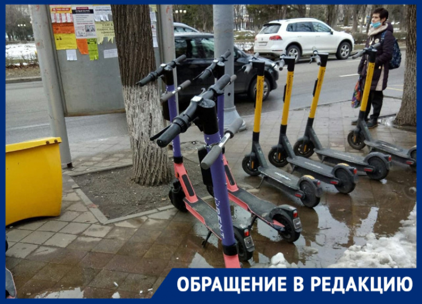 «Они мешают», – жительница Краснодара пожаловалась на брошенные на остановках самокаты 