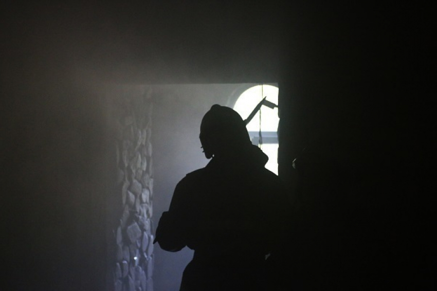 В Сочи потушили крупный пожар в бараке 