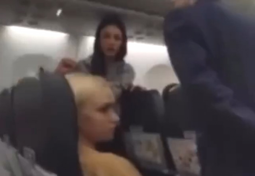 Пассажирка самолета устроила пьяный дебош на самолете в Сочи