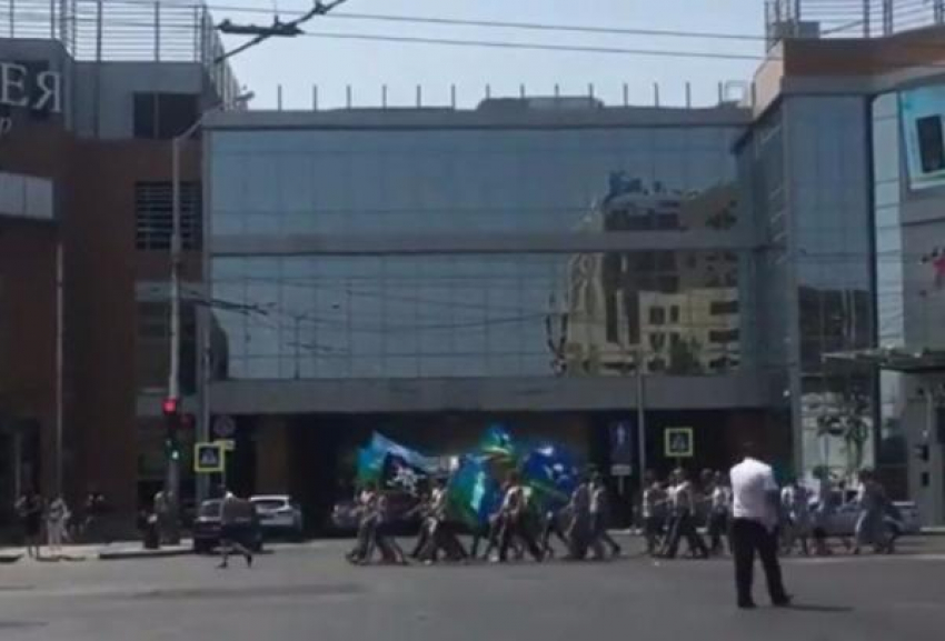 ВДВ Краснодара прошли маршем по улице Красной