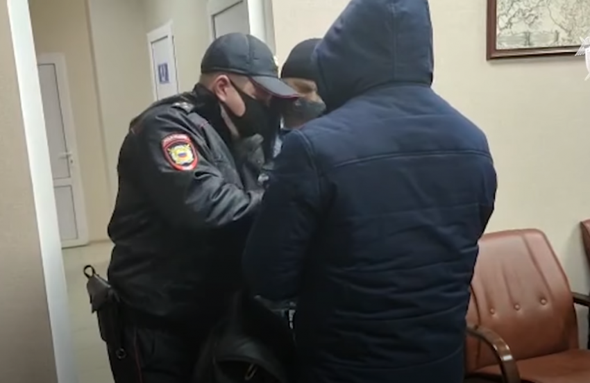 Появилось видео задержания командира взвода ДПС на Кубани по подозрению во взятках