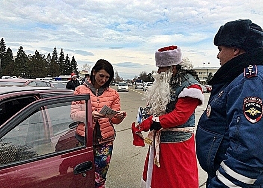 Дед Мороз заступил на дежурство с сотрудниками ГИБДД Кубани