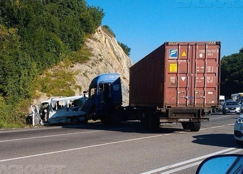  Стали известны подробности ДТП автобуса с детьми и большегруза под Новороссийском 