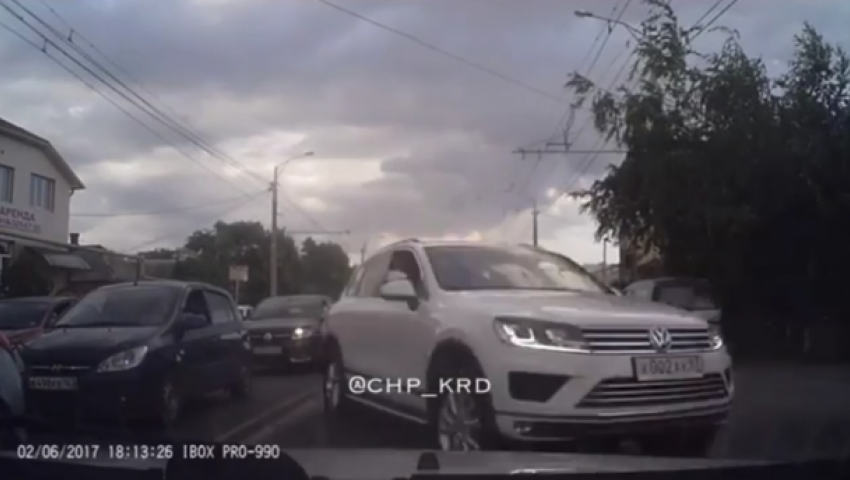  Хозяин жизни: «Крутой» на внедорожнике мчался по встречной полосе в Краснодаре 