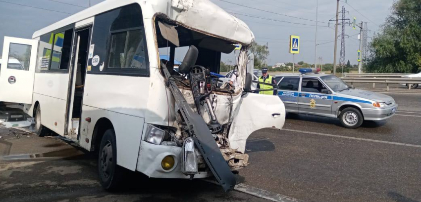 Под Краснодаром в результате ДТП автобуса и маршрутки пострадали семь человек 