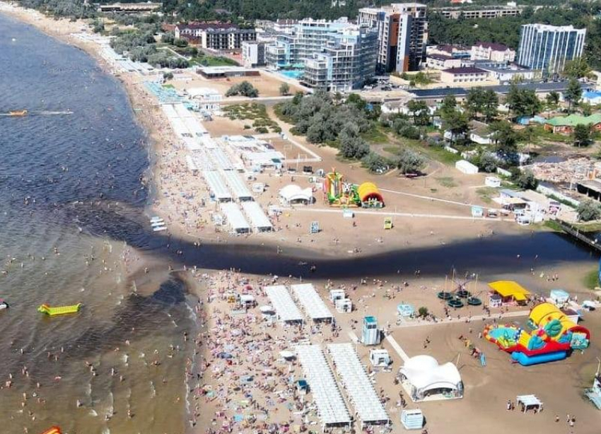 В Анапе сфотографировали сливаемую в реку чёрную зловонную жижу