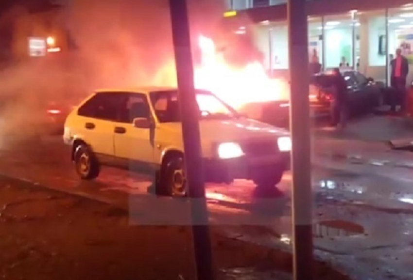 В Краснодаре на парковке Сбербанка взорвался автомобиль с водителем