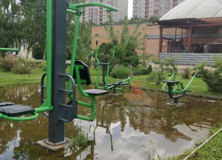 В Краснодаре после дождей обнаружена «плавательная» спортплощадка