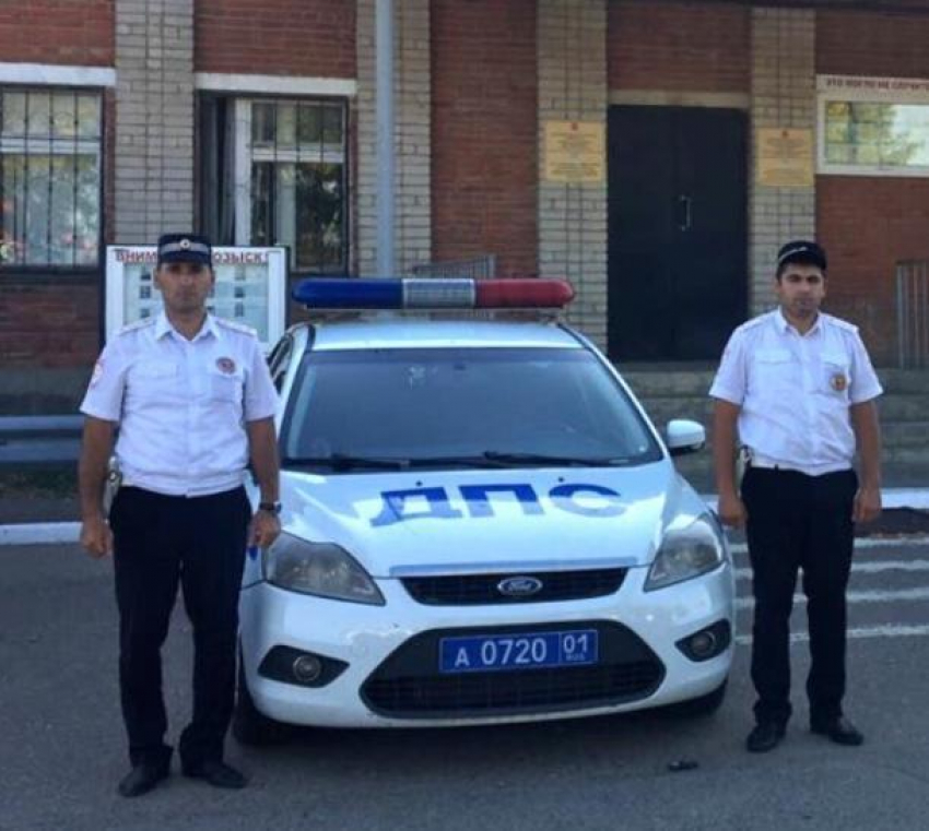 Пробки не помеха: полицейские Адыгеи помогли женщине вовремя попасть в роддом Краснодара
