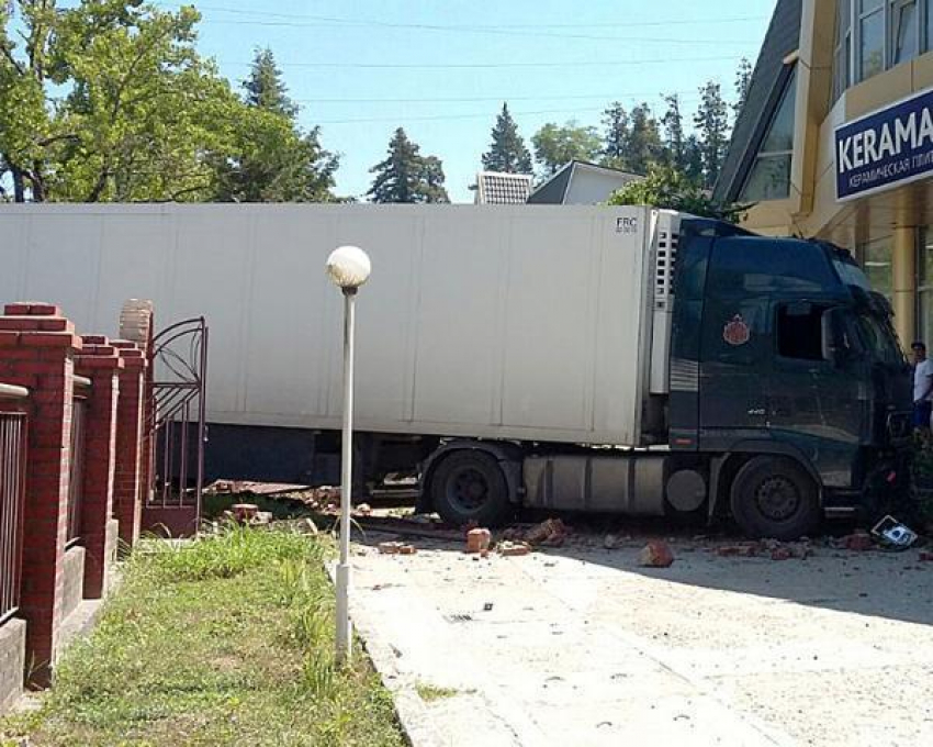 В Сочи в результате экстренного торможения фура снесла забор