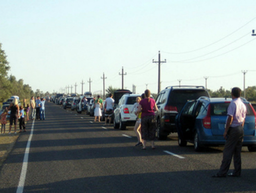 Автомобилистов Кубани попросили не ехать в сторону Порта Кавказ из-за жутких пробок
