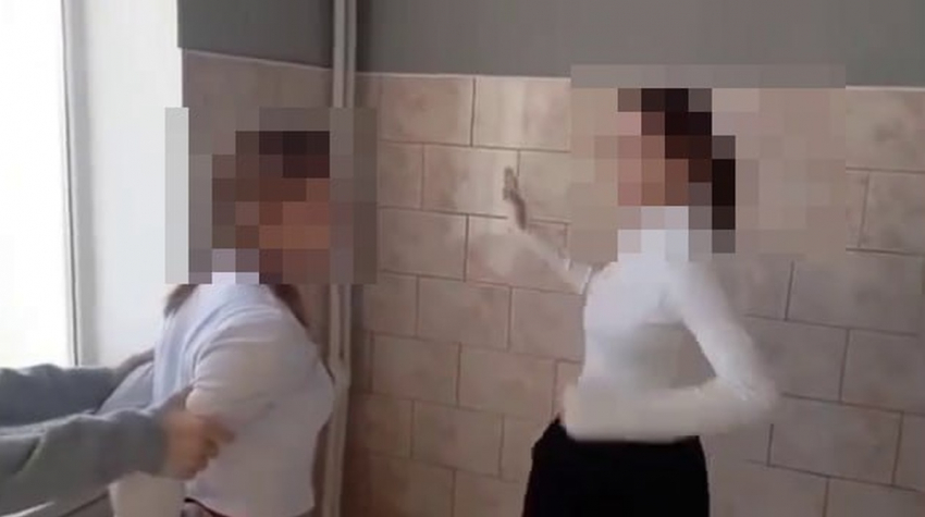 Девочки-подростки издевались над сверстницей в школьном туалете в Хадыженске