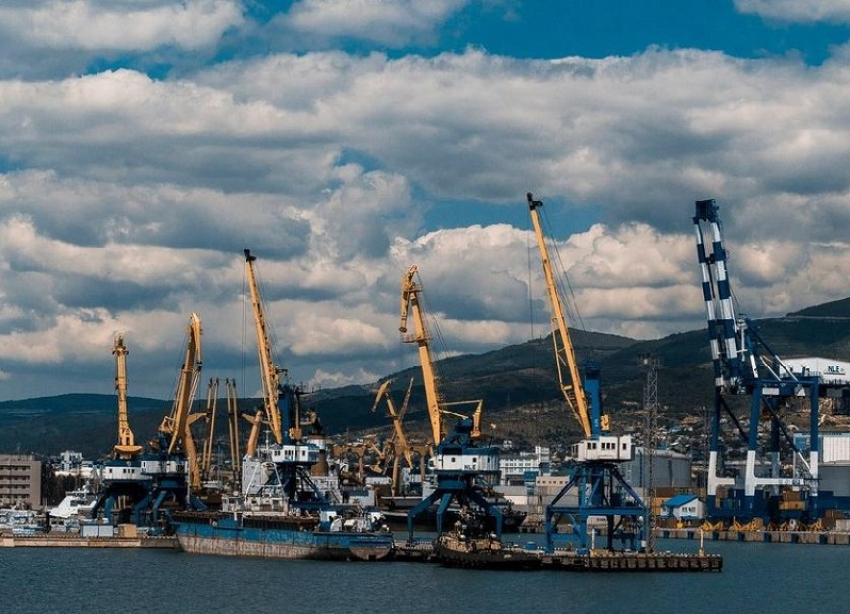 В порту Новороссийска произошел разлив нефти на площади в 200 квадратных метров