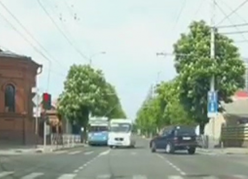 Водитель автобуса оштрафован за езду на красный свет в Краснодаре