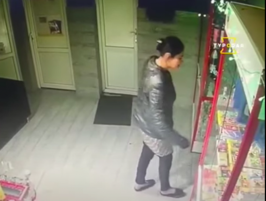 Ловкая цыганка украла огромный плазменный телевизор и попала на видео в Краснодаре 