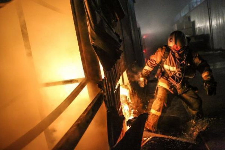 Пожарные спасли из горящей квартиры четырех человек