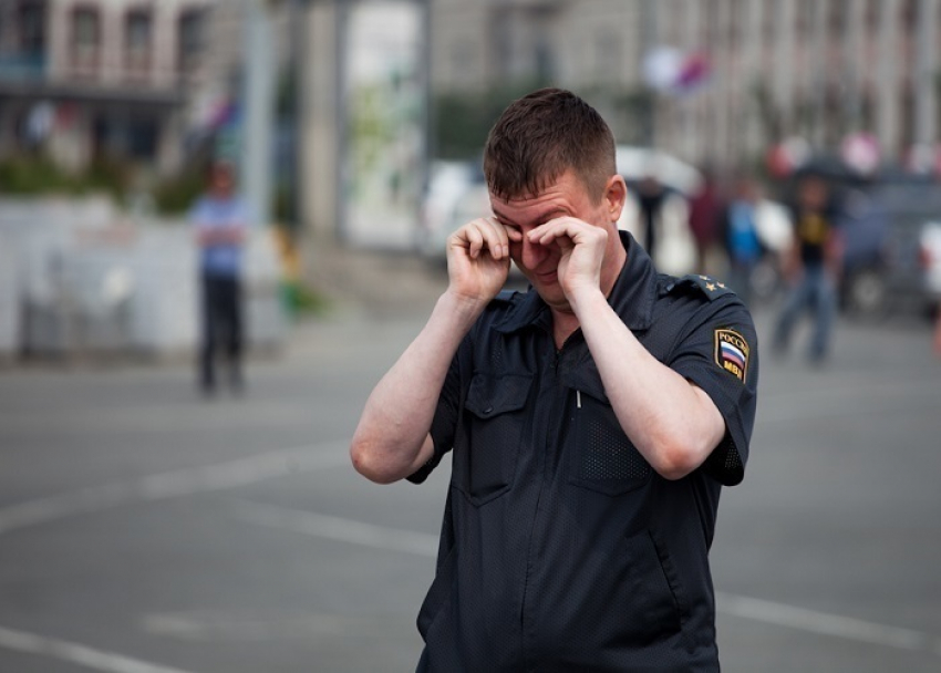 Житель Адыгеи ударил полицейского кулаком в лицо