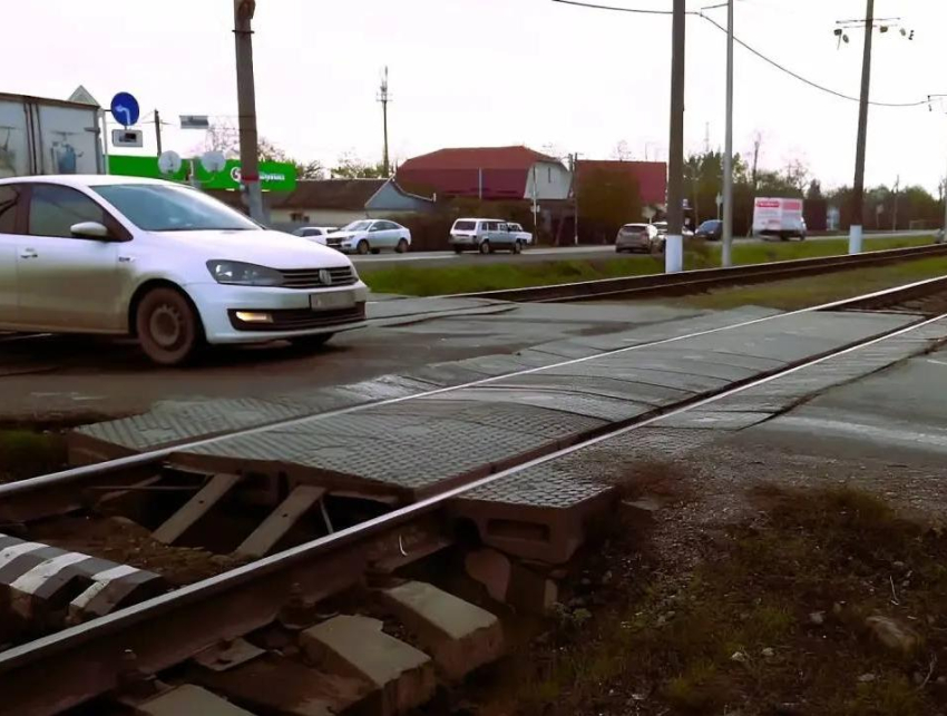 Движение на ж/д переезде в Краснодаре ограничат до самого утра