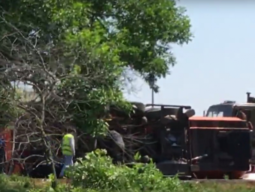 На Кубани перевернулся бензовоз из-за уснувшего за рулем водителя