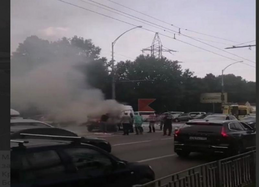 В Краснодаре загорелся автомобиль скорой помощи
