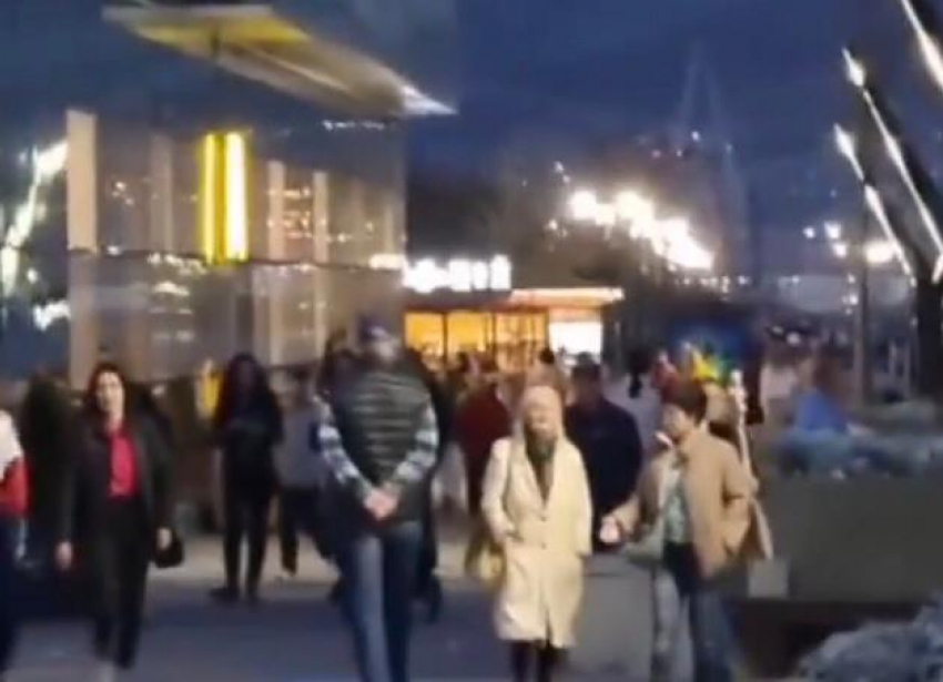 Набережную Новороссийска оккупировали туристы во время нерабочей недели