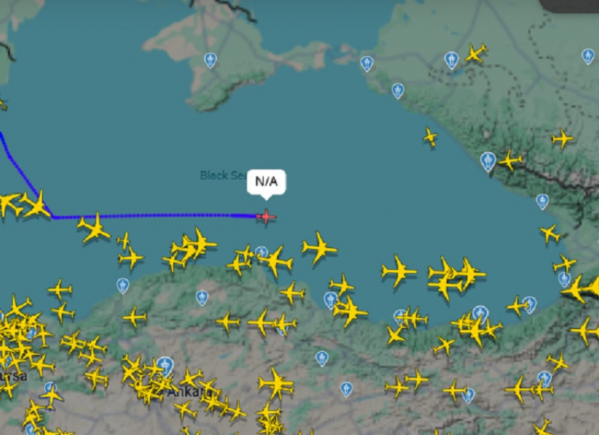 Американский самолёт-разведчик движется над морем к Краснодарскому краю