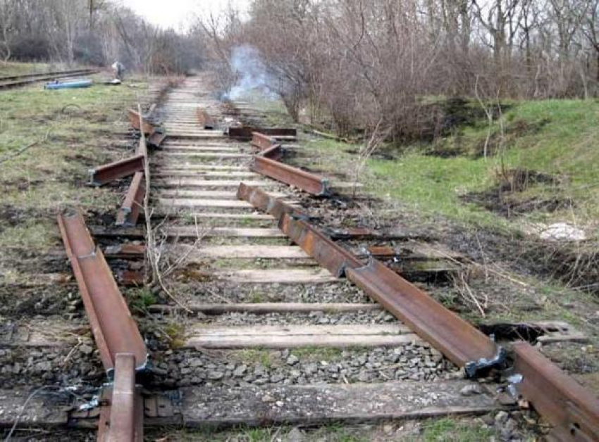 В Крымске безработные украли 300 килограмм железной дороги
