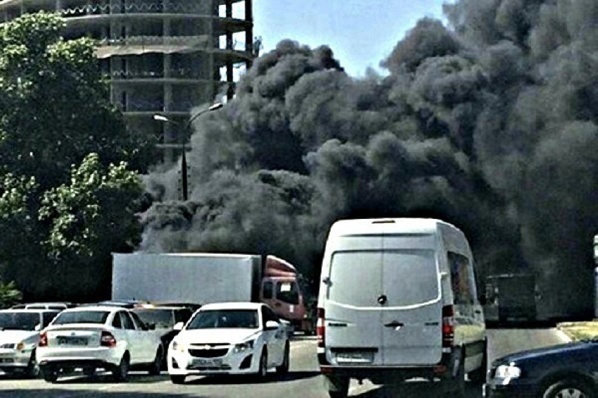 В Краснодаре вспыхнул склад стройматериалов рядом с жилым домом