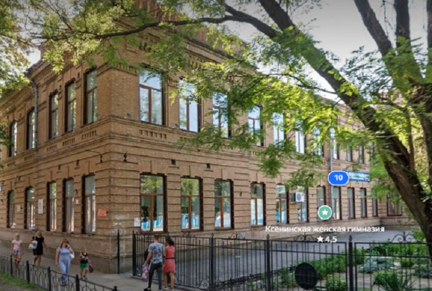 Водопад обрушился на учеников школы в Ейске 