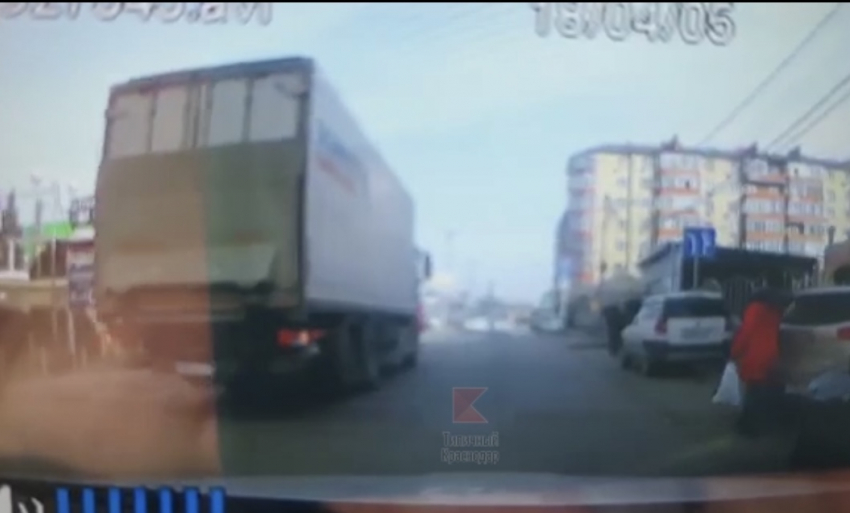 В Краснодаре водитель грузовика случайно сбил насмерть бабушку
