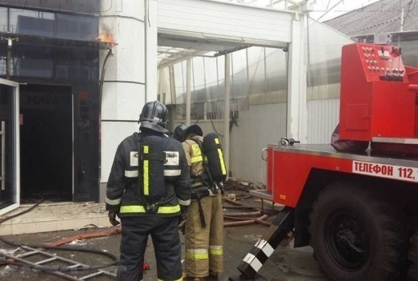 В Краснодаре потушили пожар на складе электроприборов