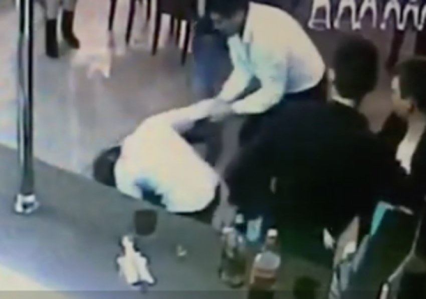 В Краснодаре драка двух посетительниц клуба на барной стойке попала на видео
