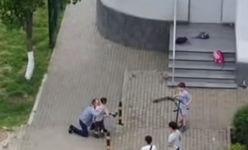 Раздает деньги и лезет обниматься: в Краснодаре на видео сняли пристававшего к детям мужчину