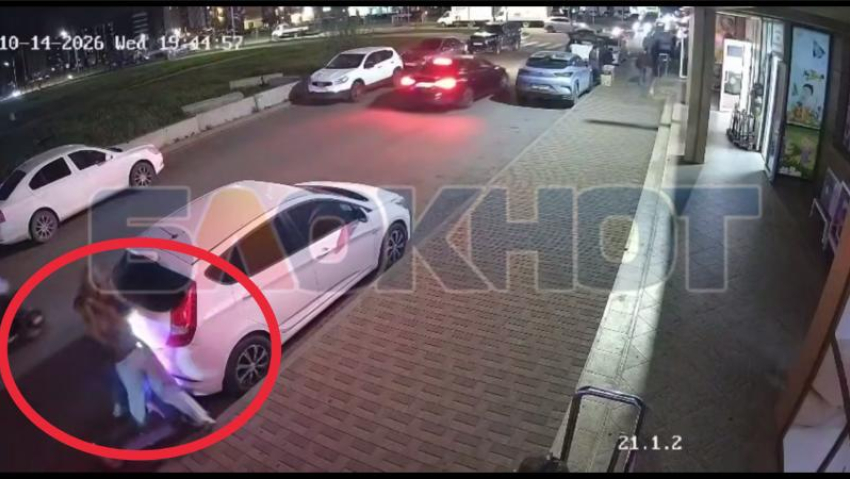 Две девочки на самокате врезались в чужой авто в Краснодаре и скрылись 