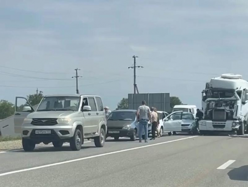 Шесть легковушек и фура попали в массовое ДТП на Кубани