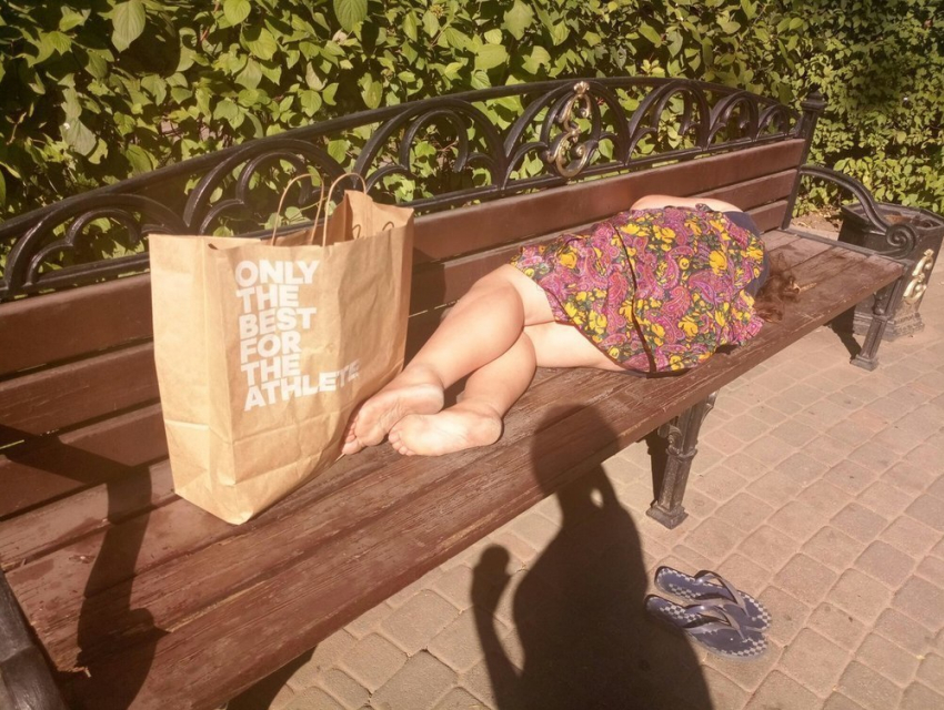 Спящая «красавица» в майке и трусах всю ночь проспала на лавочке напротив администрации Краснодара