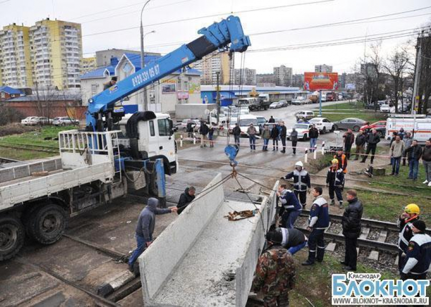В Краснодаре бетонная плита рухнула на ж/д переезд