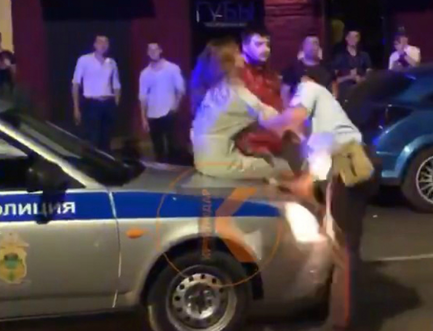 Еще одну любительницу лазить по полицейской машине засняли в Краснодаре