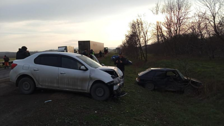 Под Краснодаром в массовой аварии столкнулись фура, эвакуатор и четыре авто