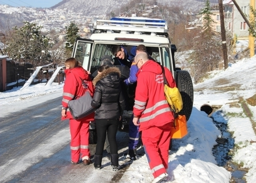 Сочинские спасатели помогают врачам добраться до больных из-за снега 