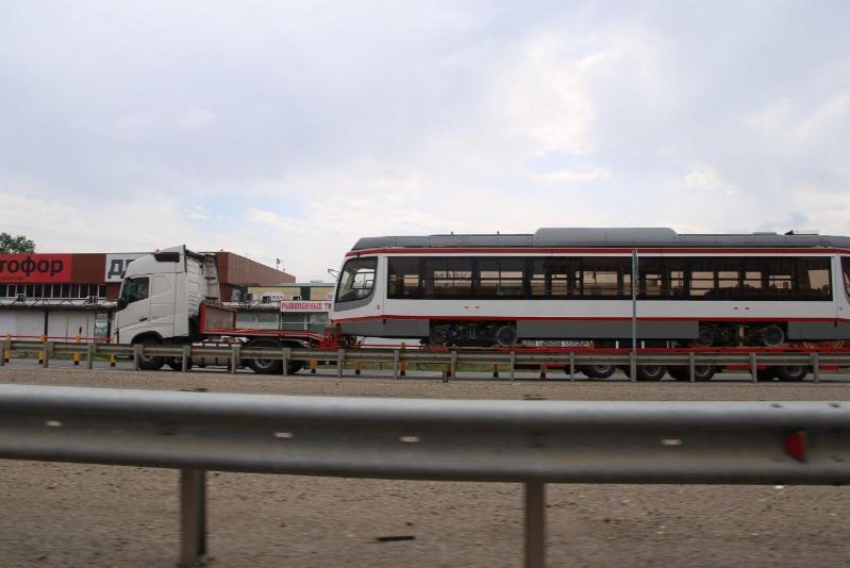 Первые два трамвая из новой партии прибыли в Краснодар 