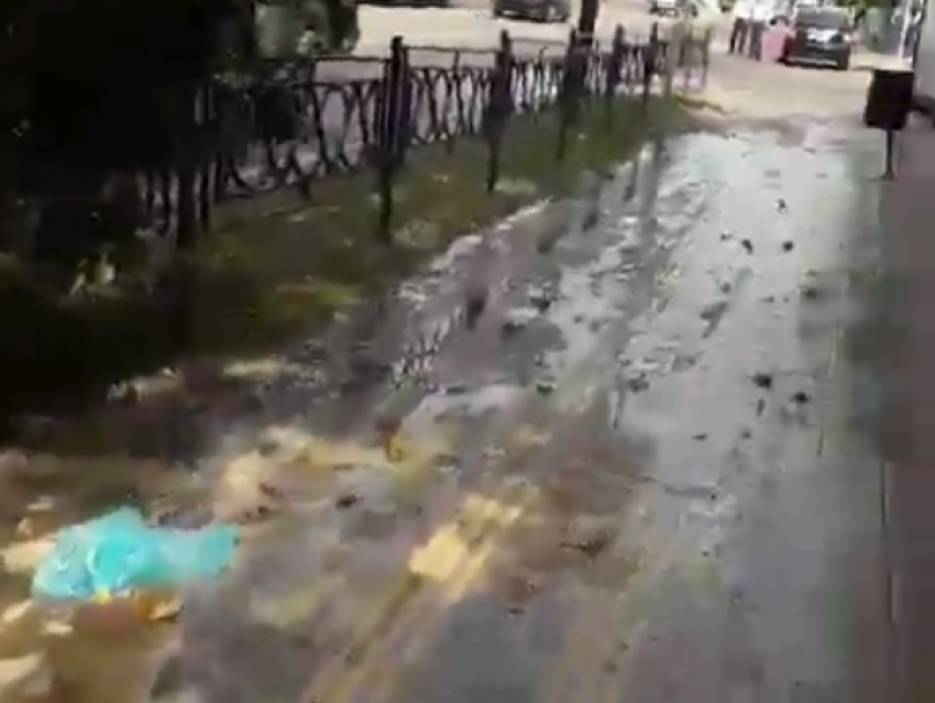  По улицам Сочи в море потекли канализационные стоки 