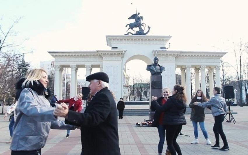 Краснодарцы станцуют «Случайный вальс» в честь 80-летия Победы в Сталинградской битве