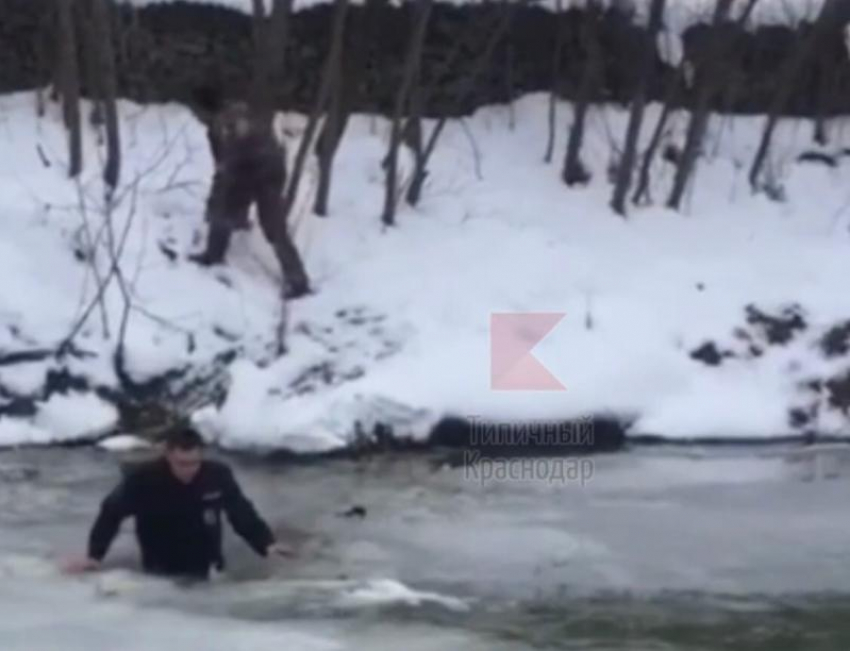 На Кубани полицейский вытащил из ледяной реки тонувшего мужчину